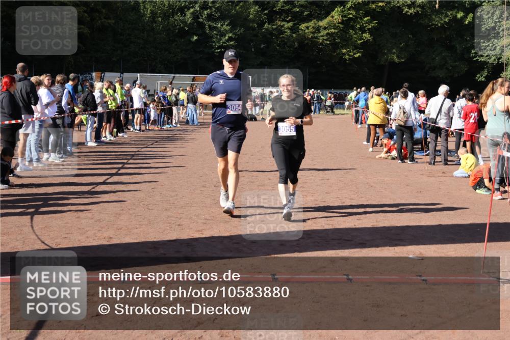 27.09.2026 - 35. Volkslauf durch das schöne Alstertal Strokosch-Dieckow http://msf.ph/oto/10583880 27.09.2026 11:42:24 Ziel 3054, 3055, 3084, 3318, 3419 meine-sportfotos.de