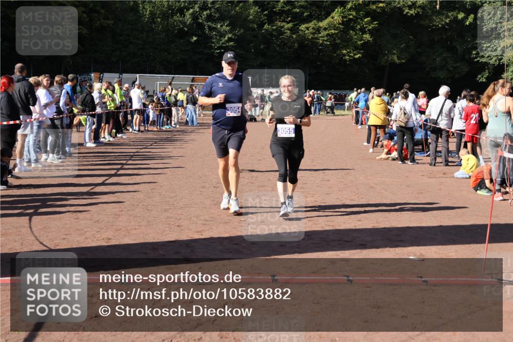 27.09.2026 - 35. Volkslauf durch das schöne Alstertal Strokosch-Dieckow http://msf.ph/oto/10583882 27.09.2026 11:42:24 Ziel 3054, 3055, 3084, 3318, 3419 meine-sportfotos.de