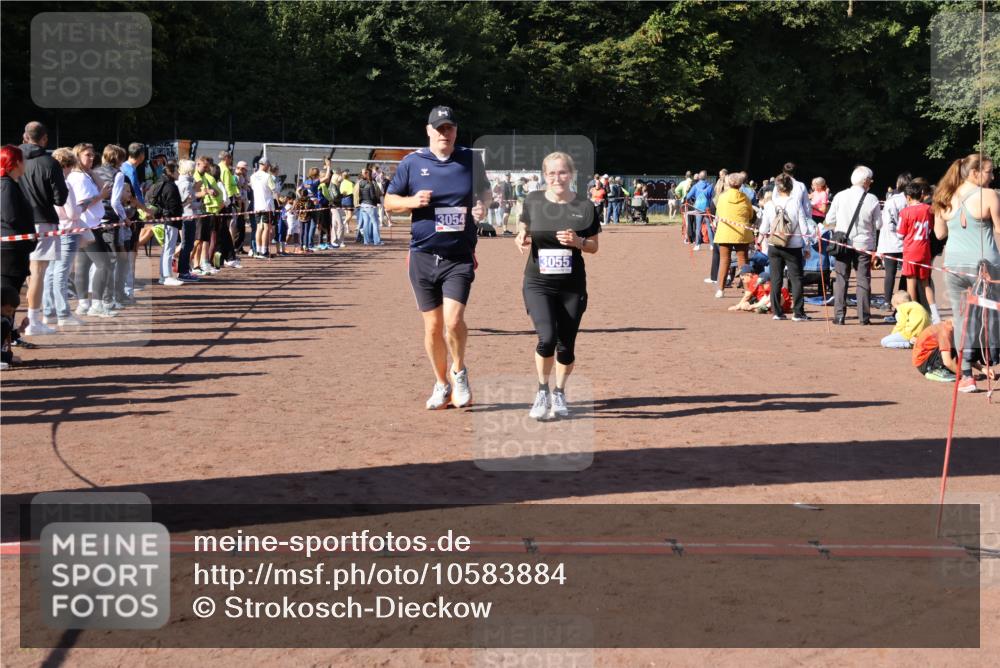27.09.2026 - 35. Volkslauf durch das schöne Alstertal Strokosch-Dieckow http://msf.ph/oto/10583884 27.09.2026 11:42:24 Ziel 3054, 3055, 3084, 3318, 3419 meine-sportfotos.de