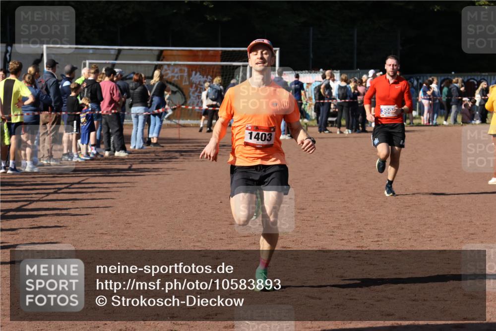 27.09.2026 - 35. Volkslauf durch das schöne Alstertal Strokosch-Dieckow http://msf.ph/oto/10583893 27.09.2026 11:21:32 Ziel 1403, 3993 meine-sportfotos.de