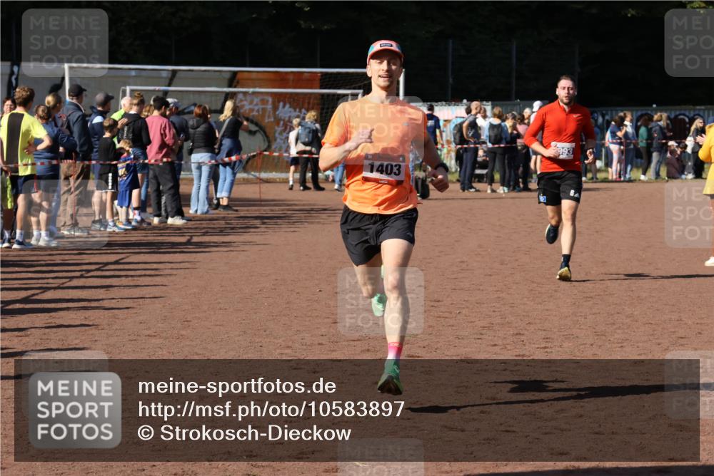 27.09.2026 - 35. Volkslauf durch das schöne Alstertal Strokosch-Dieckow http://msf.ph/oto/10583897 27.09.2026 11:21:32 Ziel 1403, 3993 meine-sportfotos.de