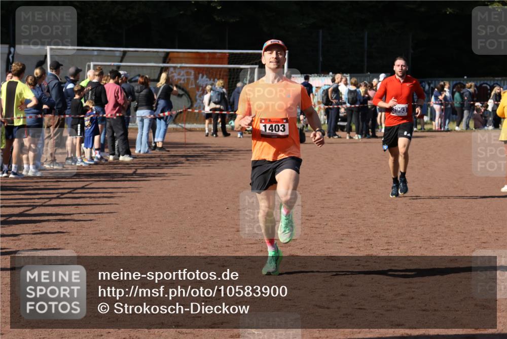 27.09.2026 - 35. Volkslauf durch das schöne Alstertal Strokosch-Dieckow http://msf.ph/oto/10583900 27.09.2026 11:21:31 Ziel 1403, 3993 meine-sportfotos.de