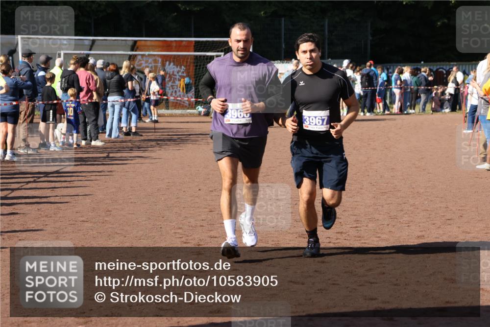 27.09.2026 - 35. Volkslauf durch das schöne Alstertal Strokosch-Dieckow http://msf.ph/oto/10583905 27.09.2026 11:21:16 Ziel 3966, 3967 meine-sportfotos.de