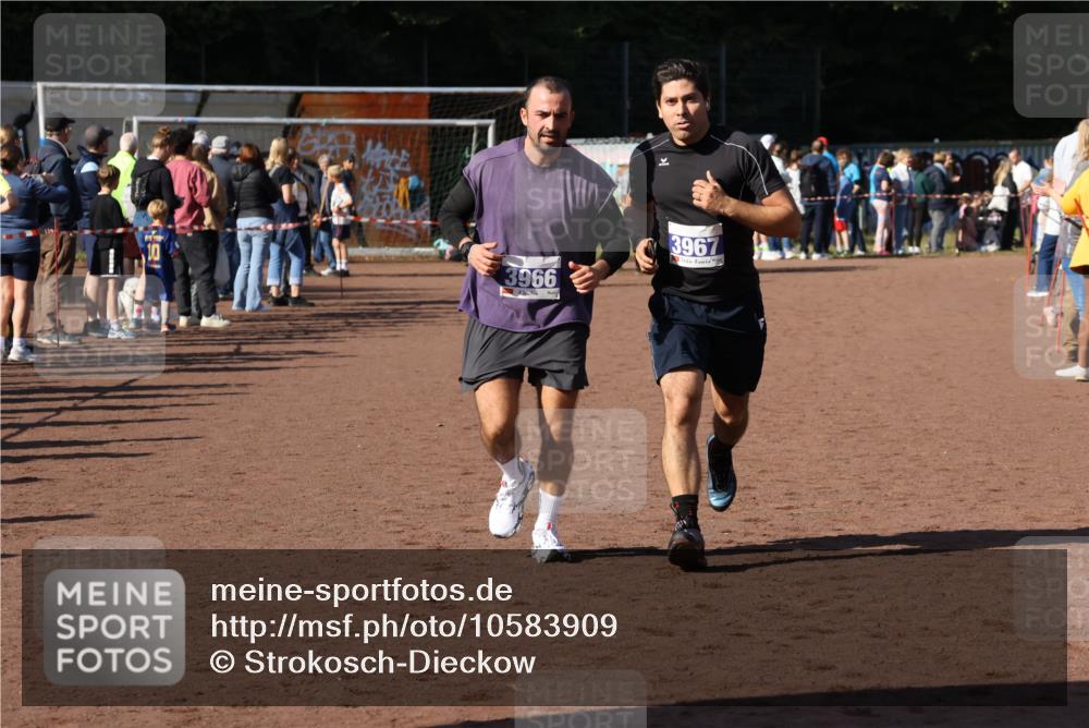 27.09.2026 - 35. Volkslauf durch das schöne Alstertal Strokosch-Dieckow http://msf.ph/oto/10583909 27.09.2026 11:21:16 Ziel 3966, 3967 meine-sportfotos.de
