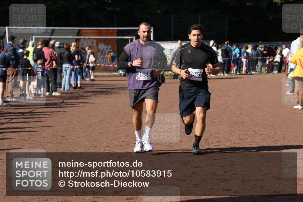 27.09.2026 - 35. Volkslauf durch das schöne Alstertal Strokosch-Dieckow http://msf.ph/oto/10583915 27.09.2026 11:21:16 Ziel 3966, 3967 meine-sportfotos.de