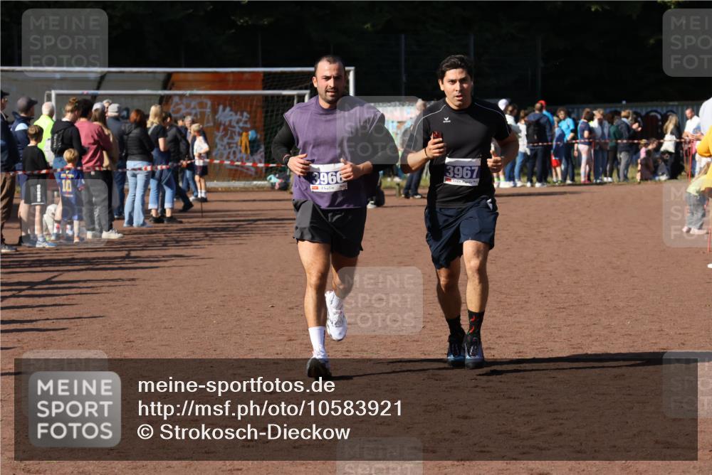 27.09.2026 - 35. Volkslauf durch das schöne Alstertal Strokosch-Dieckow http://msf.ph/oto/10583921 27.09.2026 11:21:15 Ziel 3966, 3967 meine-sportfotos.de
