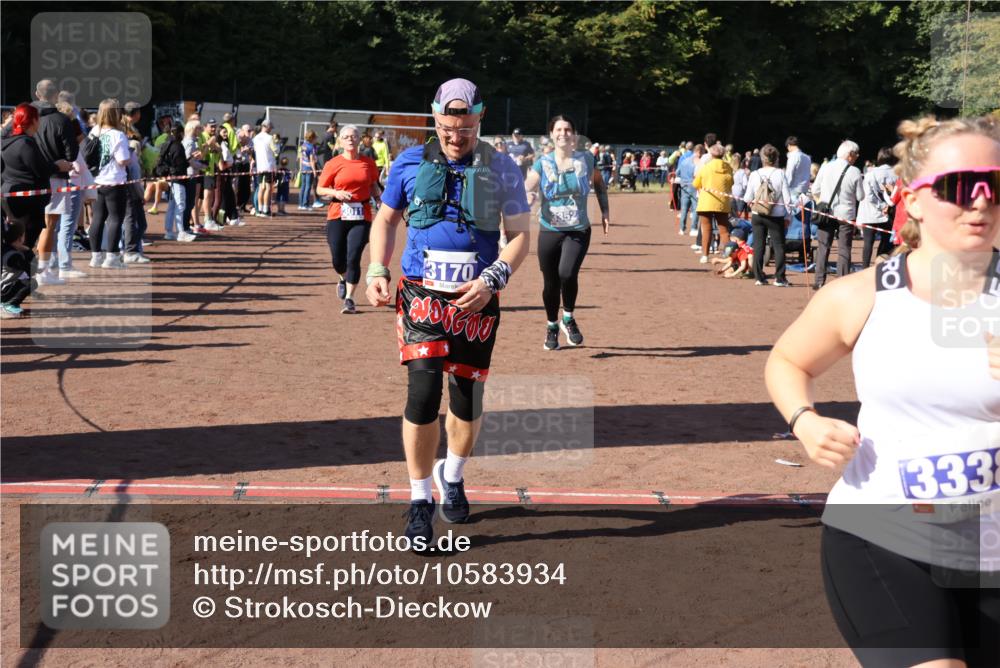 27.09.2026 - 35. Volkslauf durch das schöne Alstertal Strokosch-Dieckow http://msf.ph/oto/10583934 27.09.2026 11:42:16 Ziel 3011, 3083, 3084, 3170, 3318, 3337, 3338, 3352 meine-sportfotos.de