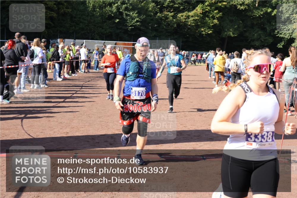 27.09.2026 - 35. Volkslauf durch das schöne Alstertal Strokosch-Dieckow http://msf.ph/oto/10583937 27.09.2026 11:42:15 Ziel 3011, 3083, 3084, 3170, 3318, 3337, 3338, 3352 meine-sportfotos.de