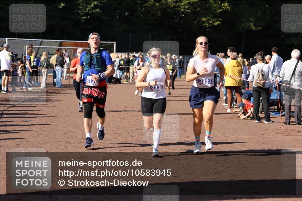 27.09.2026 - 35. Volkslauf durch das schöne Alstertal Strokosch-Dieckow http://msf.ph/oto/10583945 27.09.2026 11:42:13 Ziel 3011, 3083, 3084, 3143, 3170, 3337, 3338, 3352 meine-sportfotos.de