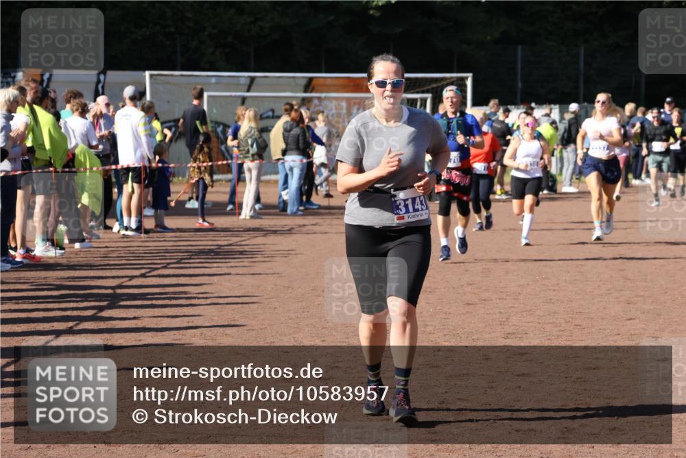 27.09.2026 - 35. Volkslauf durch das schöne Alstertal Strokosch-Dieckow http://msf.ph/oto/10583957 27.09.2026 11:42:07 Ziel 1433, 3143, 3170, 3337, 3338 meine-sportfotos.de