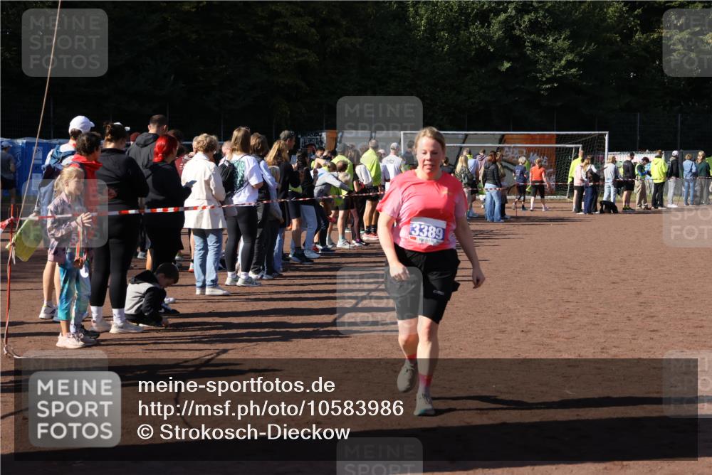 27.09.2026 - 35. Volkslauf durch das schöne Alstertal Strokosch-Dieckow http://msf.ph/oto/10583986 27.09.2026 11:41:20 Ziel 3125, 3126, 3351, 3389 meine-sportfotos.de