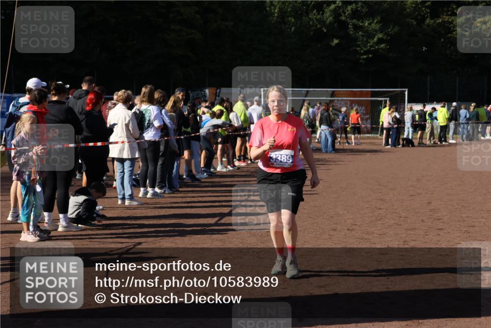 27.09.2026 - 35. Volkslauf durch das schöne Alstertal Strokosch-Dieckow http://msf.ph/oto/10583989 27.09.2026 11:41:20 Ziel 3125, 3126, 3351, 3389 meine-sportfotos.de
