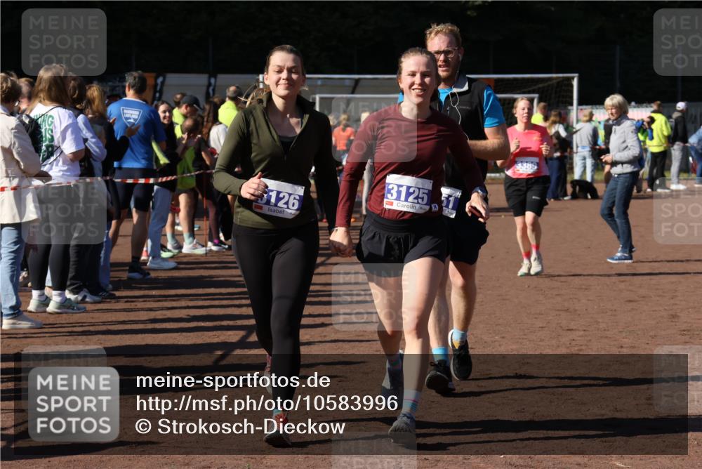 27.09.2026 - 35. Volkslauf durch das schöne Alstertal Strokosch-Dieckow http://msf.ph/oto/10583996 27.09.2026 11:41:15 Ziel 3125, 3126, 3351, 3389 meine-sportfotos.de