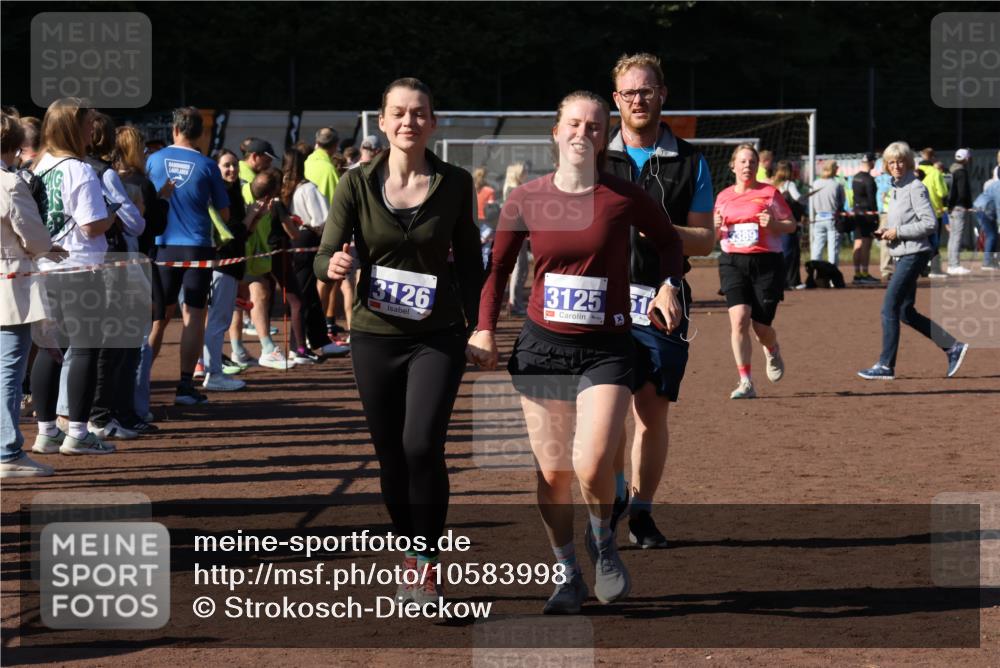 27.09.2026 - 35. Volkslauf durch das schöne Alstertal Strokosch-Dieckow http://msf.ph/oto/10583998 27.09.2026 11:41:15 Ziel 3125, 3126, 3351, 3389 meine-sportfotos.de