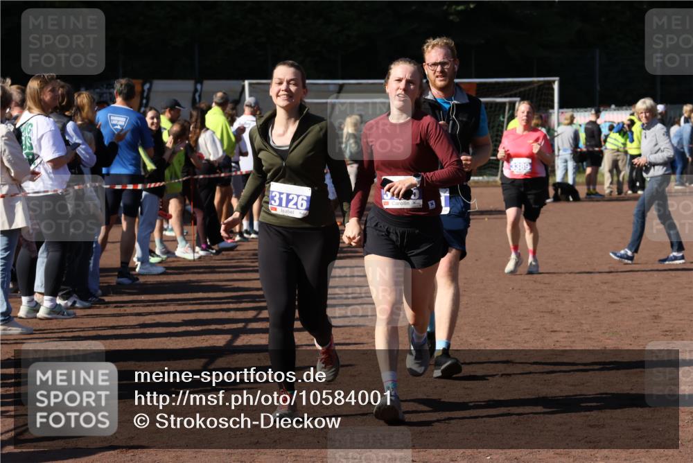 27.09.2026 - 35. Volkslauf durch das schöne Alstertal Strokosch-Dieckow http://msf.ph/oto/10584001 27.09.2026 11:41:14 Ziel 3125, 3126, 3351, 3389 meine-sportfotos.de