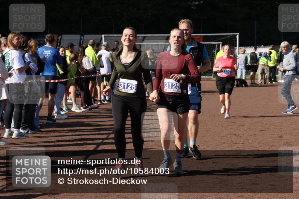 27.09.2026 - 35. Volkslauf durch das schöne Alstertal Strokosch-Dieckow http://msf.ph/oto/10584003 27.09.2026 11:41:14 Ziel 3125, 3126, 3351, 3389 meine-sportfotos.de