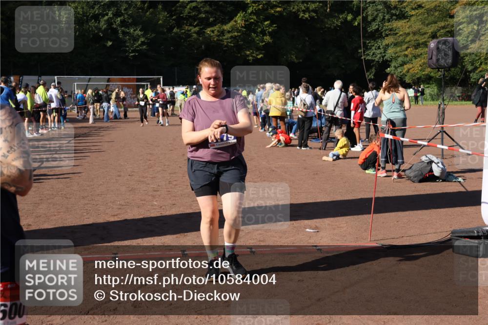 27.09.2026 - 35. Volkslauf durch das schöne Alstertal Strokosch-Dieckow http://msf.ph/oto/10584004 27.09.2026 11:41:05 Ziel 1600, 1746, 3179 meine-sportfotos.de