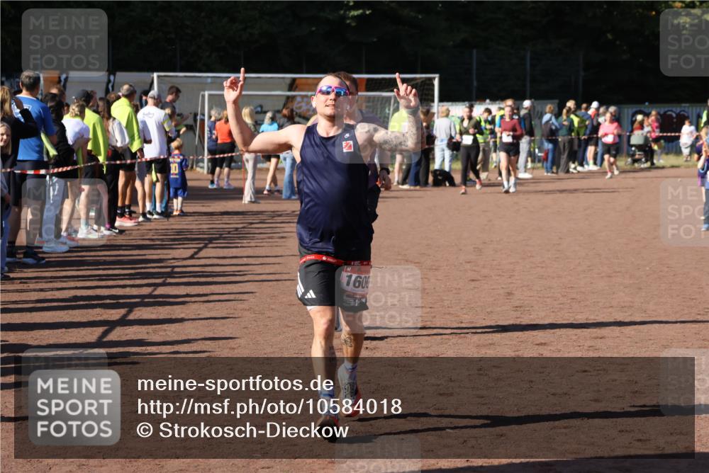 27.09.2026 - 35. Volkslauf durch das schöne Alstertal Strokosch-Dieckow http://msf.ph/oto/10584018 27.09.2026 11:41:01 Ziel 1600, 1746, 3179 meine-sportfotos.de
