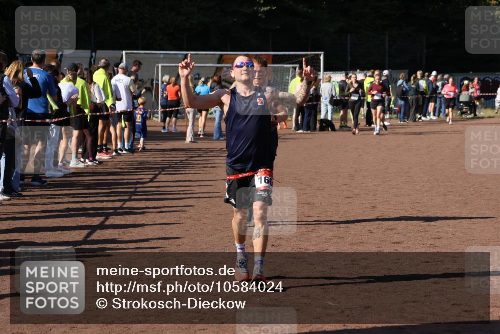 27.09.2026 - 35. Volkslauf durch das schöne Alstertal Strokosch-Dieckow http://msf.ph/oto/10584024 27.09.2026 11:41:01 Ziel 1600, 1746, 3179 meine-sportfotos.de