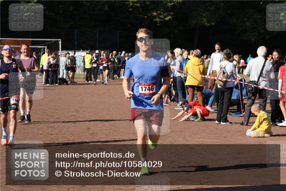 27.09.2026 - 35. Volkslauf durch das schöne Alstertal Strokosch-Dieckow http://msf.ph/oto/10584029 27.09.2026 11:41:00 Ziel 1600, 1746, 3179 meine-sportfotos.de