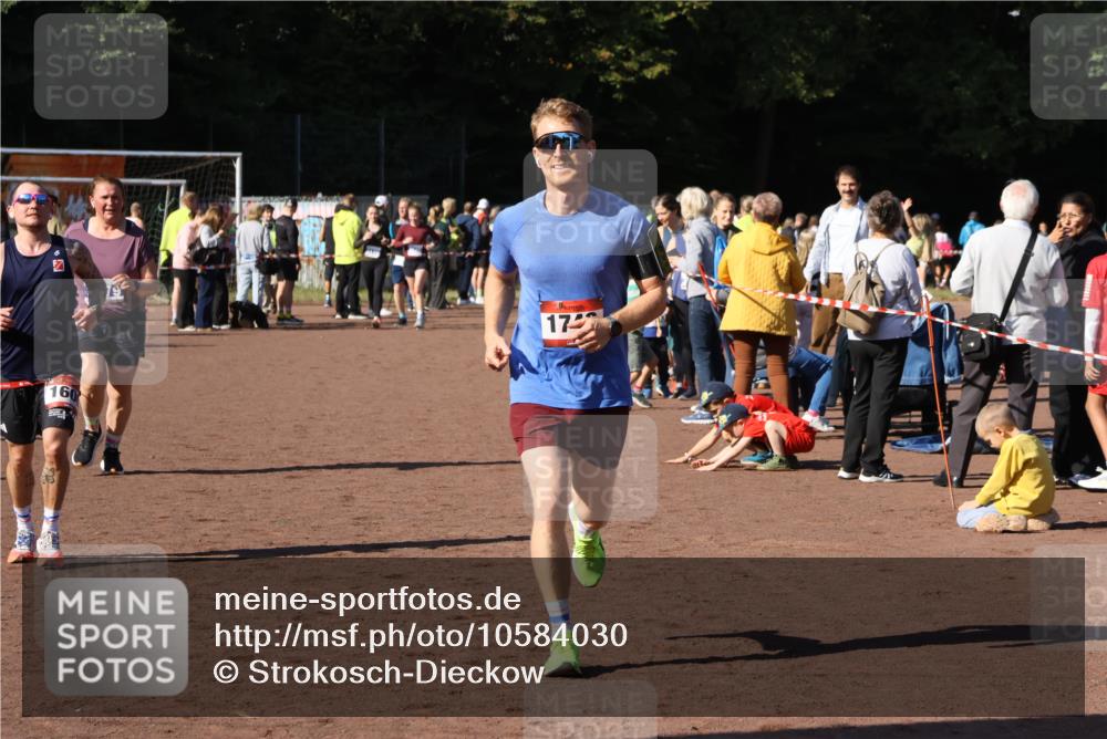 27.09.2026 - 35. Volkslauf durch das schöne Alstertal Strokosch-Dieckow http://msf.ph/oto/10584030 27.09.2026 11:41:00 Ziel 1600, 1746, 3179 meine-sportfotos.de