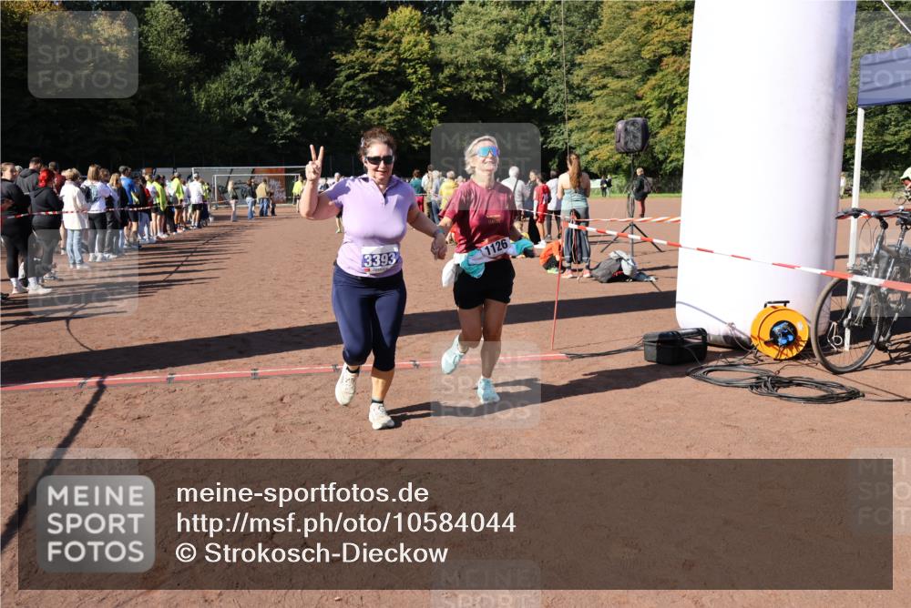 27.09.2026 - 35. Volkslauf durch das schöne Alstertal Strokosch-Dieckow http://msf.ph/oto/10584044 27.09.2026 11:40:46 Ziel 1126, 3393, 3406 meine-sportfotos.de