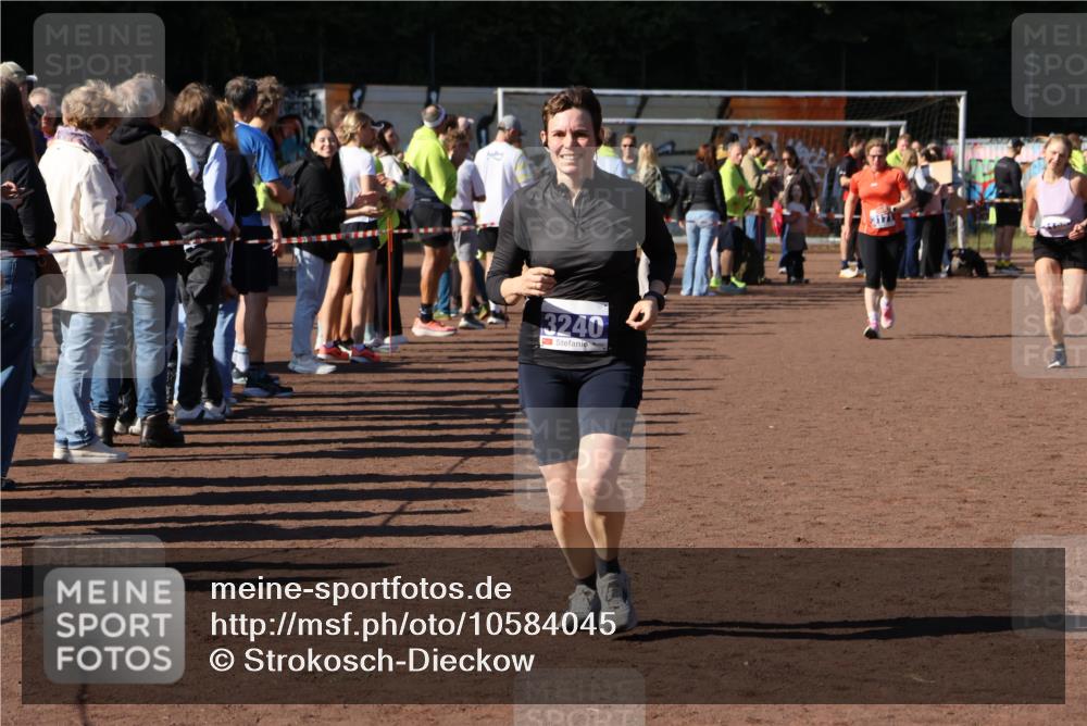 27.09.2026 - 35. Volkslauf durch das schöne Alstertal Strokosch-Dieckow http://msf.ph/oto/10584045 27.09.2026 11:37:57 Ziel 1431, 3104, 3105, 3171, 3240 meine-sportfotos.de