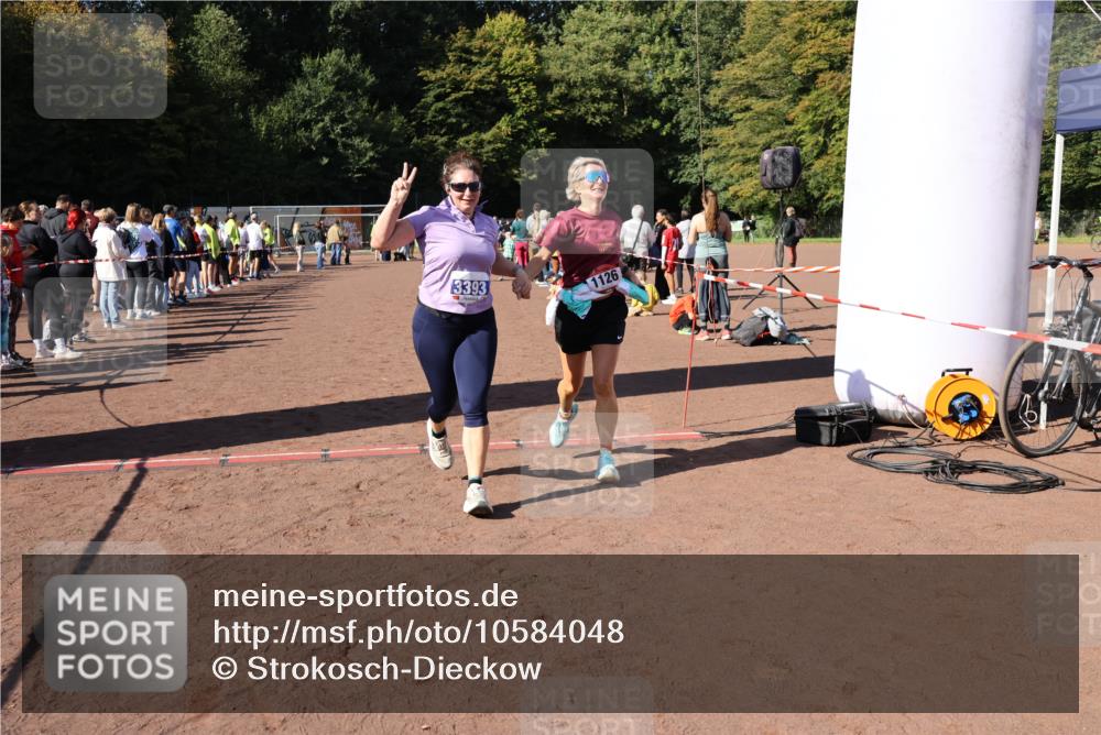 27.09.2026 - 35. Volkslauf durch das schöne Alstertal Strokosch-Dieckow http://msf.ph/oto/10584048 27.09.2026 11:40:46 Ziel 1126, 3393, 3406 meine-sportfotos.de
