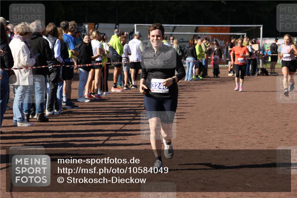 27.09.2026 - 35. Volkslauf durch das schöne Alstertal Strokosch-Dieckow http://msf.ph/oto/10584049 27.09.2026 11:37:57 Ziel 1431, 3104, 3105, 3171, 3240 meine-sportfotos.de