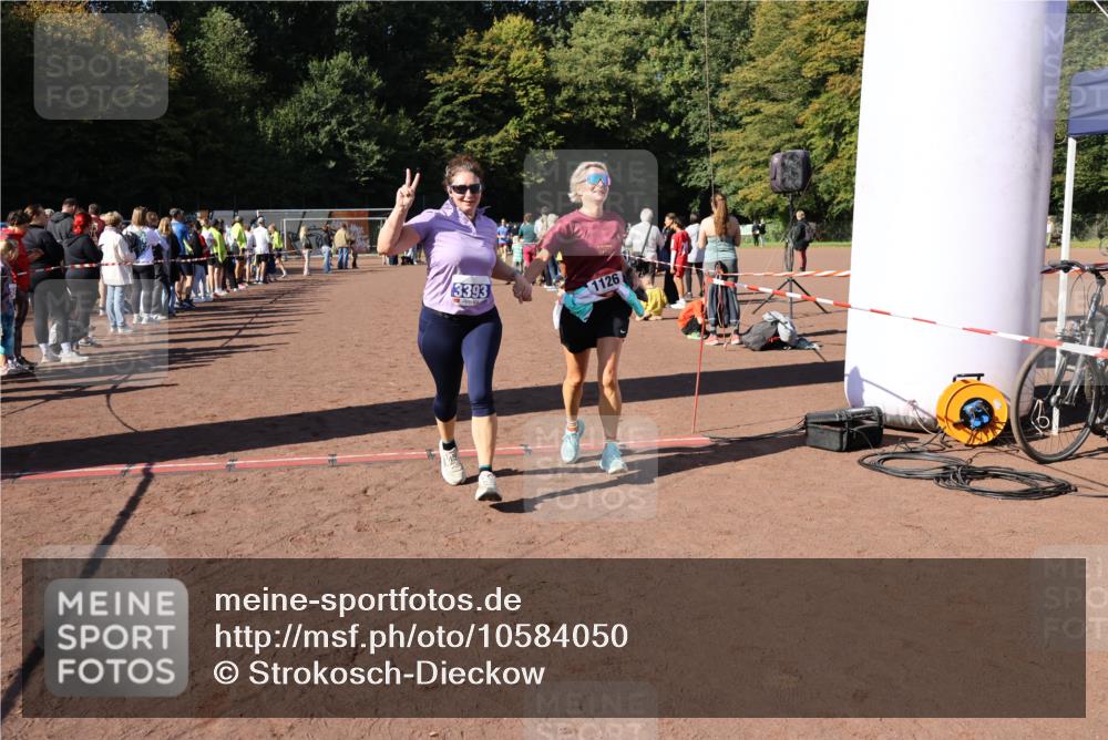 27.09.2026 - 35. Volkslauf durch das schöne Alstertal Strokosch-Dieckow http://msf.ph/oto/10584050 27.09.2026 11:40:46 Ziel 1126, 3393, 3406 meine-sportfotos.de