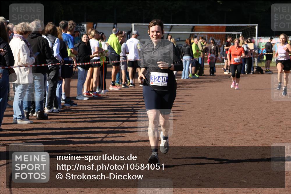 27.09.2026 - 35. Volkslauf durch das schöne Alstertal Strokosch-Dieckow http://msf.ph/oto/10584051 27.09.2026 11:37:57 Ziel 1431, 3104, 3105, 3171, 3240 meine-sportfotos.de