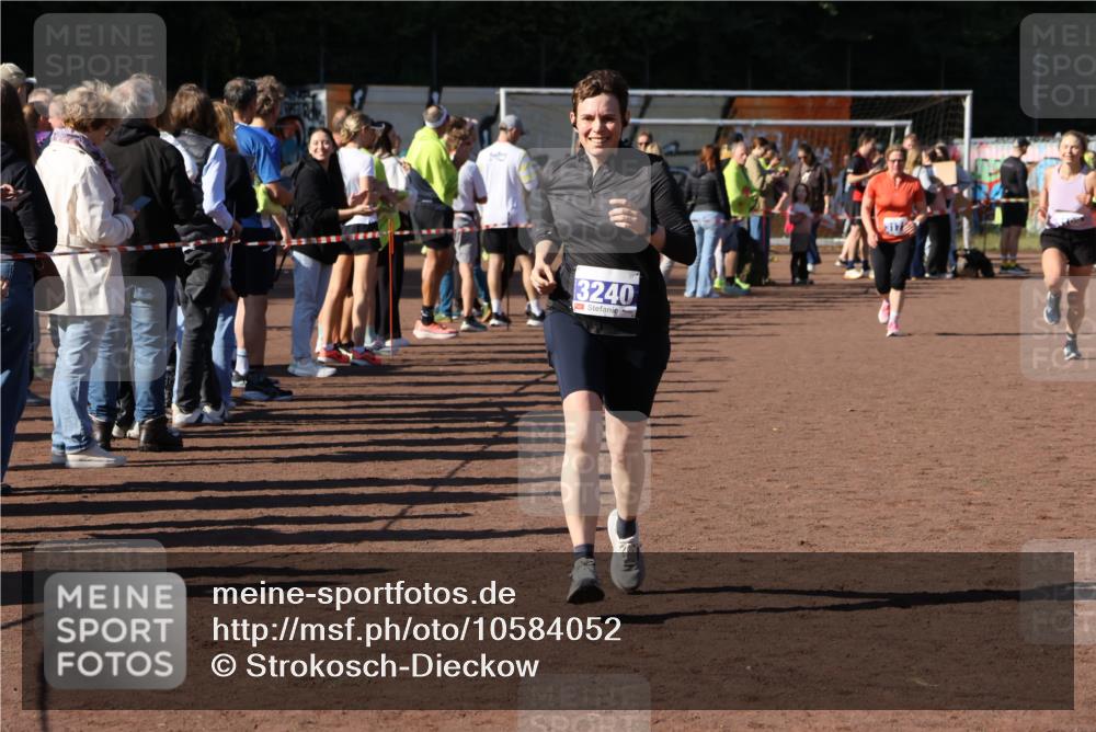 27.09.2026 - 35. Volkslauf durch das schöne Alstertal Strokosch-Dieckow http://msf.ph/oto/10584052 27.09.2026 11:37:57 Ziel 1431, 3104, 3105, 3171, 3240 meine-sportfotos.de