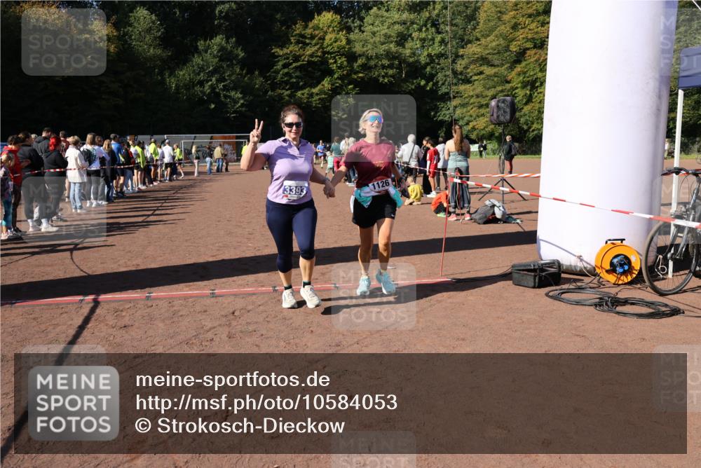 27.09.2026 - 35. Volkslauf durch das schöne Alstertal Strokosch-Dieckow http://msf.ph/oto/10584053 27.09.2026 11:40:46 Ziel 1126, 3393, 3406 meine-sportfotos.de