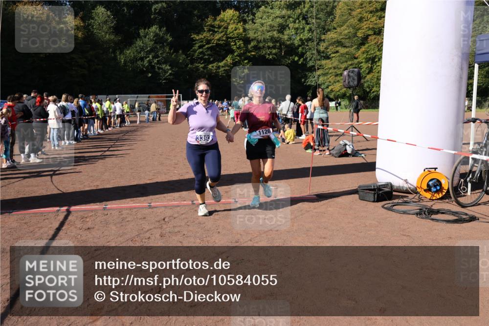 27.09.2026 - 35. Volkslauf durch das schöne Alstertal Strokosch-Dieckow http://msf.ph/oto/10584055 27.09.2026 11:40:46 Ziel 1126, 3393, 3406 meine-sportfotos.de