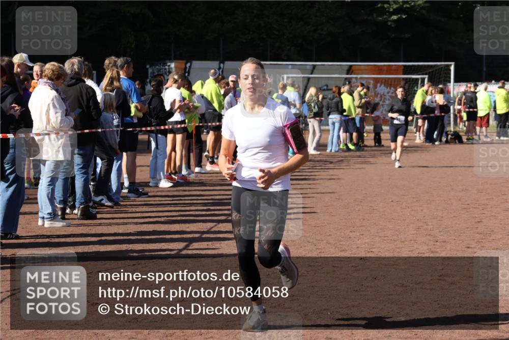 27.09.2026 - 35. Volkslauf durch das schöne Alstertal Strokosch-Dieckow http://msf.ph/oto/10584058 27.09.2026 11:37:50 Ziel 1005, 3053, 3230, 3240 meine-sportfotos.de