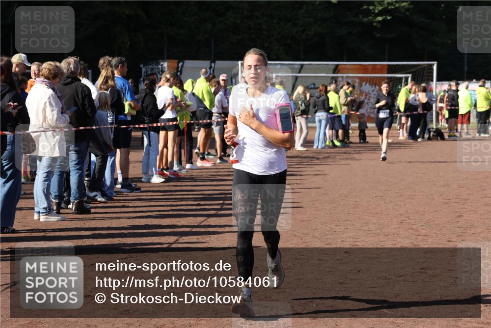 27.09.2026 - 35. Volkslauf durch das schöne Alstertal Strokosch-Dieckow http://msf.ph/oto/10584061 27.09.2026 11:37:50 Ziel 1005, 3053, 3230, 3240 meine-sportfotos.de