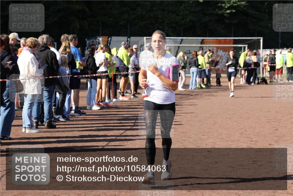 27.09.2026 - 35. Volkslauf durch das schöne Alstertal Strokosch-Dieckow http://msf.ph/oto/10584063 27.09.2026 11:37:49 Ziel 1005, 3053, 3230 meine-sportfotos.de