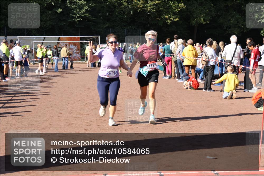 27.09.2026 - 35. Volkslauf durch das schöne Alstertal Strokosch-Dieckow http://msf.ph/oto/10584065 27.09.2026 11:40:44 Ziel 1126, 3393 meine-sportfotos.de