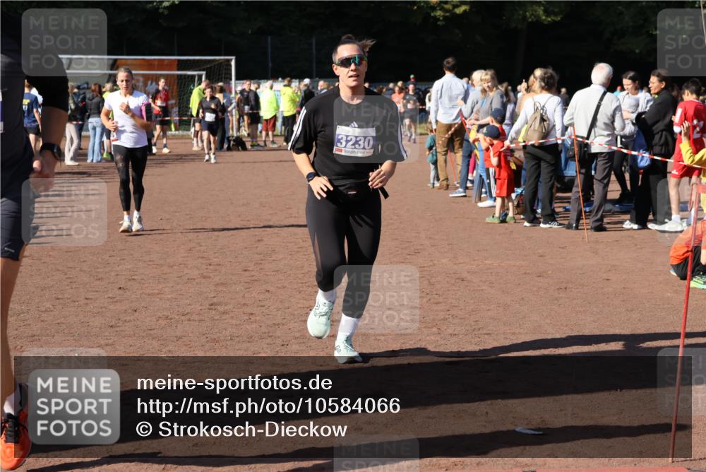 27.09.2026 - 35. Volkslauf durch das schöne Alstertal Strokosch-Dieckow http://msf.ph/oto/10584066 27.09.2026 11:37:47 Ziel 1005, 3053, 3230 meine-sportfotos.de