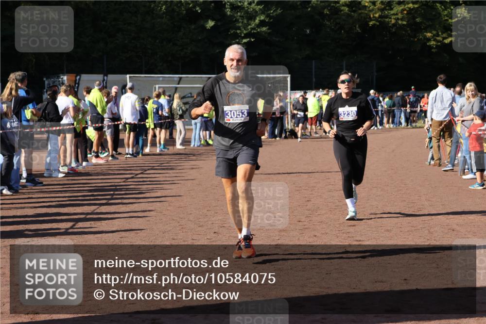 27.09.2026 - 35. Volkslauf durch das schöne Alstertal Strokosch-Dieckow http://msf.ph/oto/10584075 27.09.2026 11:37:45 Ziel 1005, 3053, 3230 meine-sportfotos.de