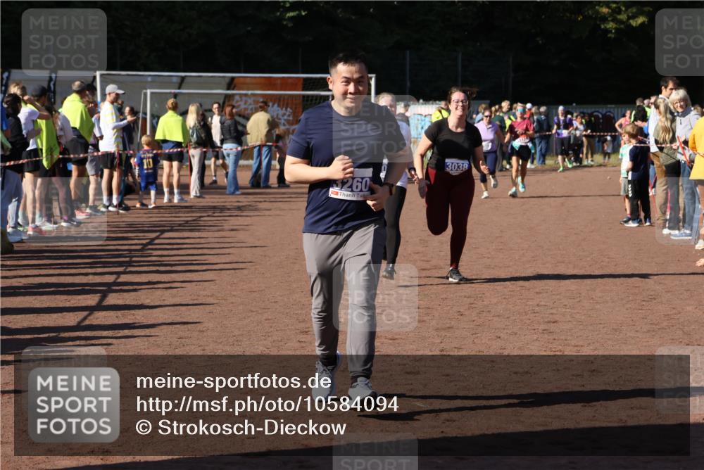 27.09.2026 - 35. Volkslauf durch das schöne Alstertal Strokosch-Dieckow http://msf.ph/oto/10584094 27.09.2026 11:40:35 Ziel 1456, 3037, 3260, 3381 meine-sportfotos.de