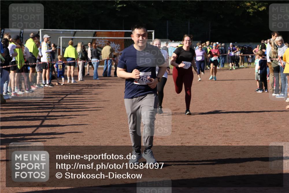 27.09.2026 - 35. Volkslauf durch das schöne Alstertal Strokosch-Dieckow http://msf.ph/oto/10584097 27.09.2026 11:40:35 Ziel 1456, 3037, 3260, 3381 meine-sportfotos.de