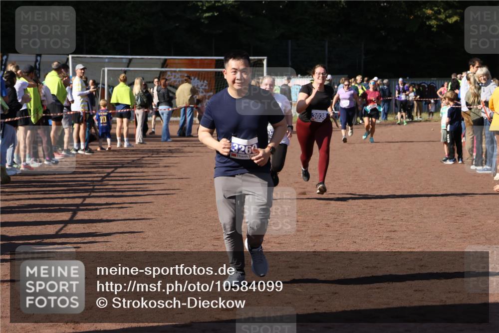 27.09.2026 - 35. Volkslauf durch das schöne Alstertal Strokosch-Dieckow http://msf.ph/oto/10584099 27.09.2026 11:40:34 Ziel 1456, 3037, 3260, 3381 meine-sportfotos.de
