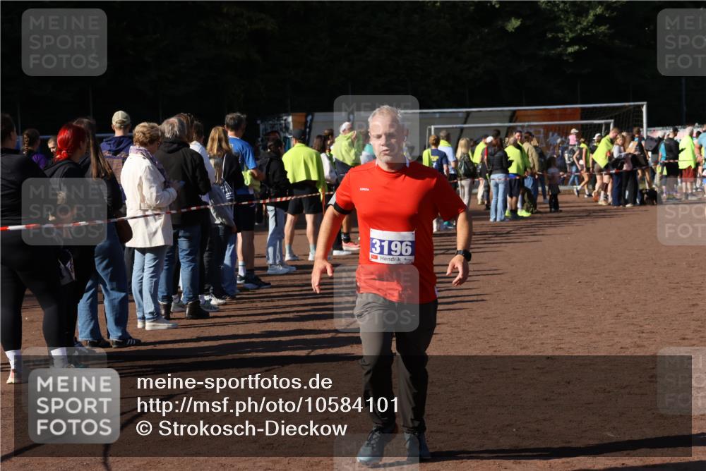 27.09.2026 - 35. Volkslauf durch das schöne Alstertal Strokosch-Dieckow http://msf.ph/oto/10584101 27.09.2026 11:37:32 Ziel 1436, 3196, 3334 meine-sportfotos.de
