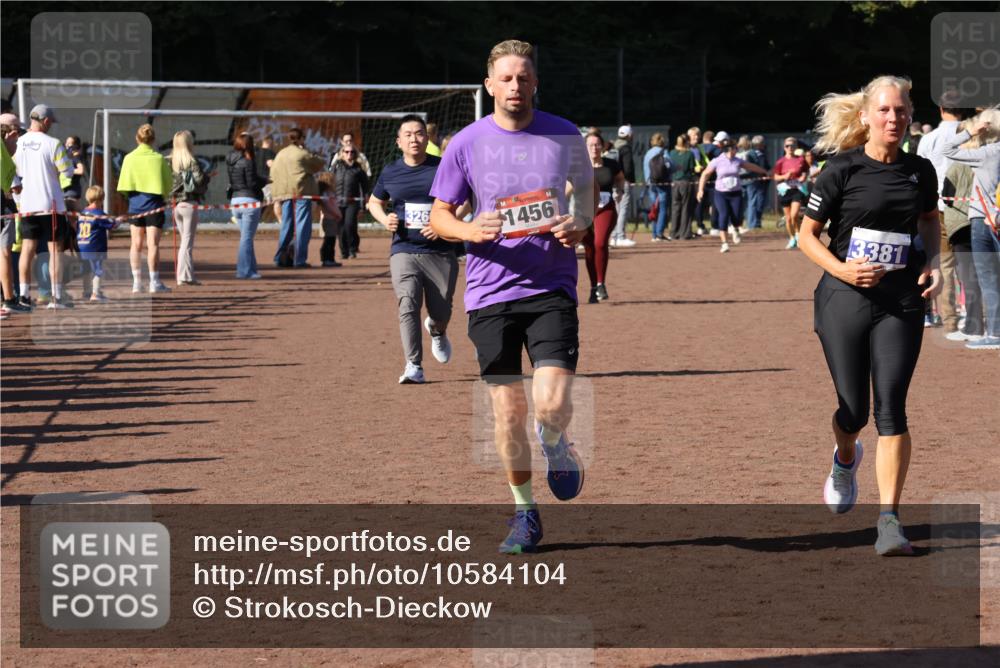 27.09.2026 - 35. Volkslauf durch das schöne Alstertal Strokosch-Dieckow http://msf.ph/oto/10584104 27.09.2026 11:40:30 Ziel 1456, 3037, 3260, 3381 meine-sportfotos.de