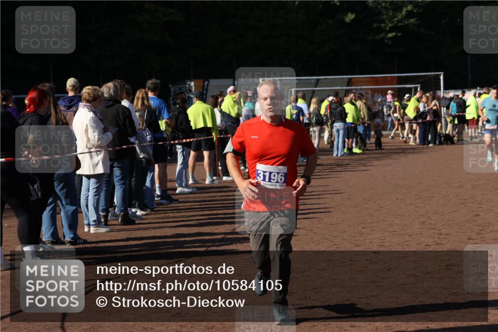 27.09.2026 - 35. Volkslauf durch das schöne Alstertal Strokosch-Dieckow http://msf.ph/oto/10584105 27.09.2026 11:37:32 Ziel 1436, 3196, 3334 meine-sportfotos.de