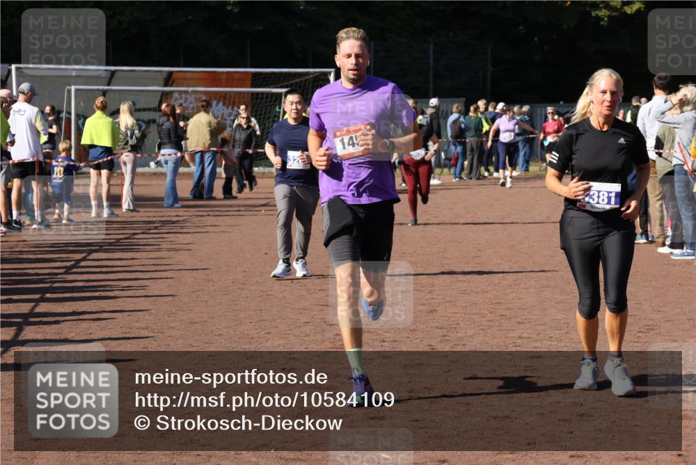 27.09.2026 - 35. Volkslauf durch das schöne Alstertal Strokosch-Dieckow http://msf.ph/oto/10584109 27.09.2026 11:40:30 Ziel 1456, 3037, 3260, 3381 meine-sportfotos.de