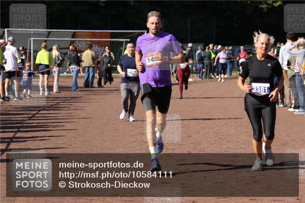 27.09.2026 - 35. Volkslauf durch das schöne Alstertal Strokosch-Dieckow http://msf.ph/oto/10584111 27.09.2026 11:40:30 Ziel 1456, 3037, 3260, 3381 meine-sportfotos.de