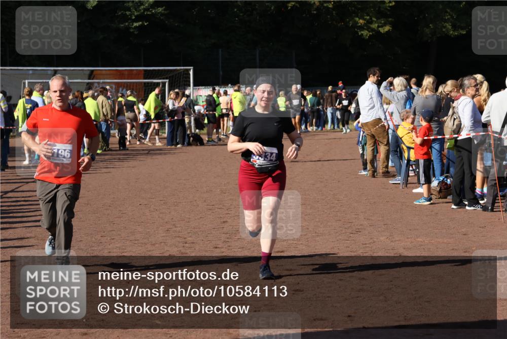 27.09.2026 - 35. Volkslauf durch das schöne Alstertal Strokosch-Dieckow http://msf.ph/oto/10584113 27.09.2026 11:37:30 Ziel 1436, 3196, 3324, 3334 meine-sportfotos.de