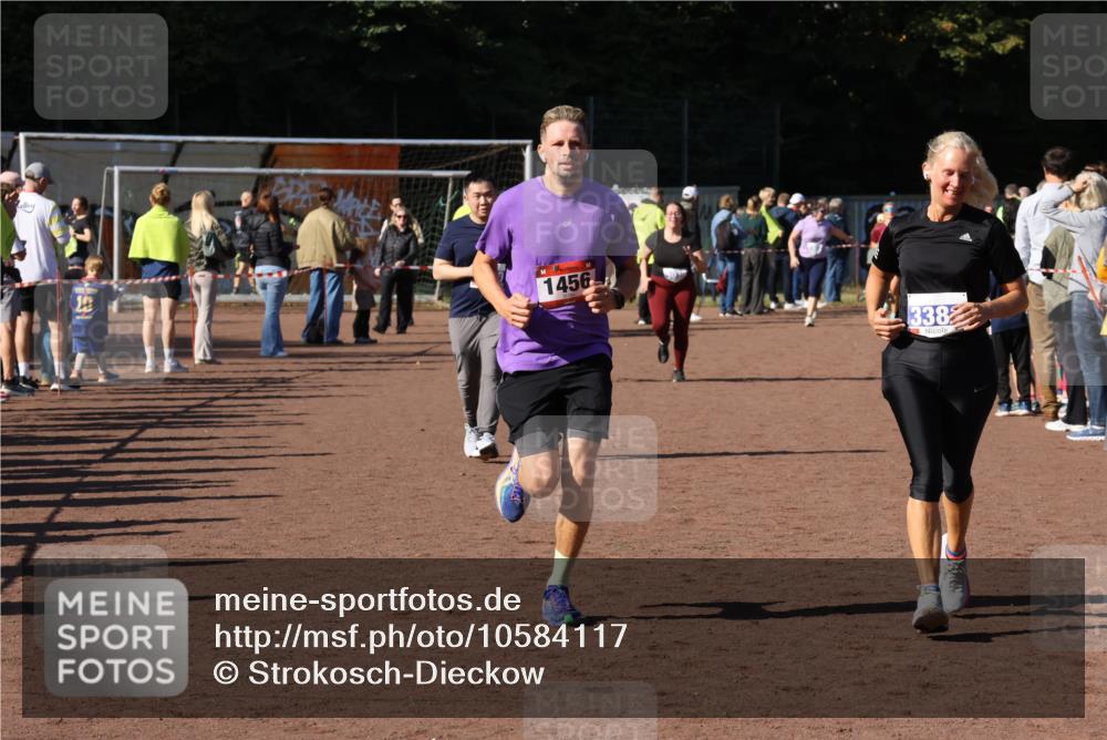 27.09.2026 - 35. Volkslauf durch das schöne Alstertal Strokosch-Dieckow http://msf.ph/oto/10584117 27.09.2026 11:40:30 Ziel 1456, 3037, 3260, 3381 meine-sportfotos.de